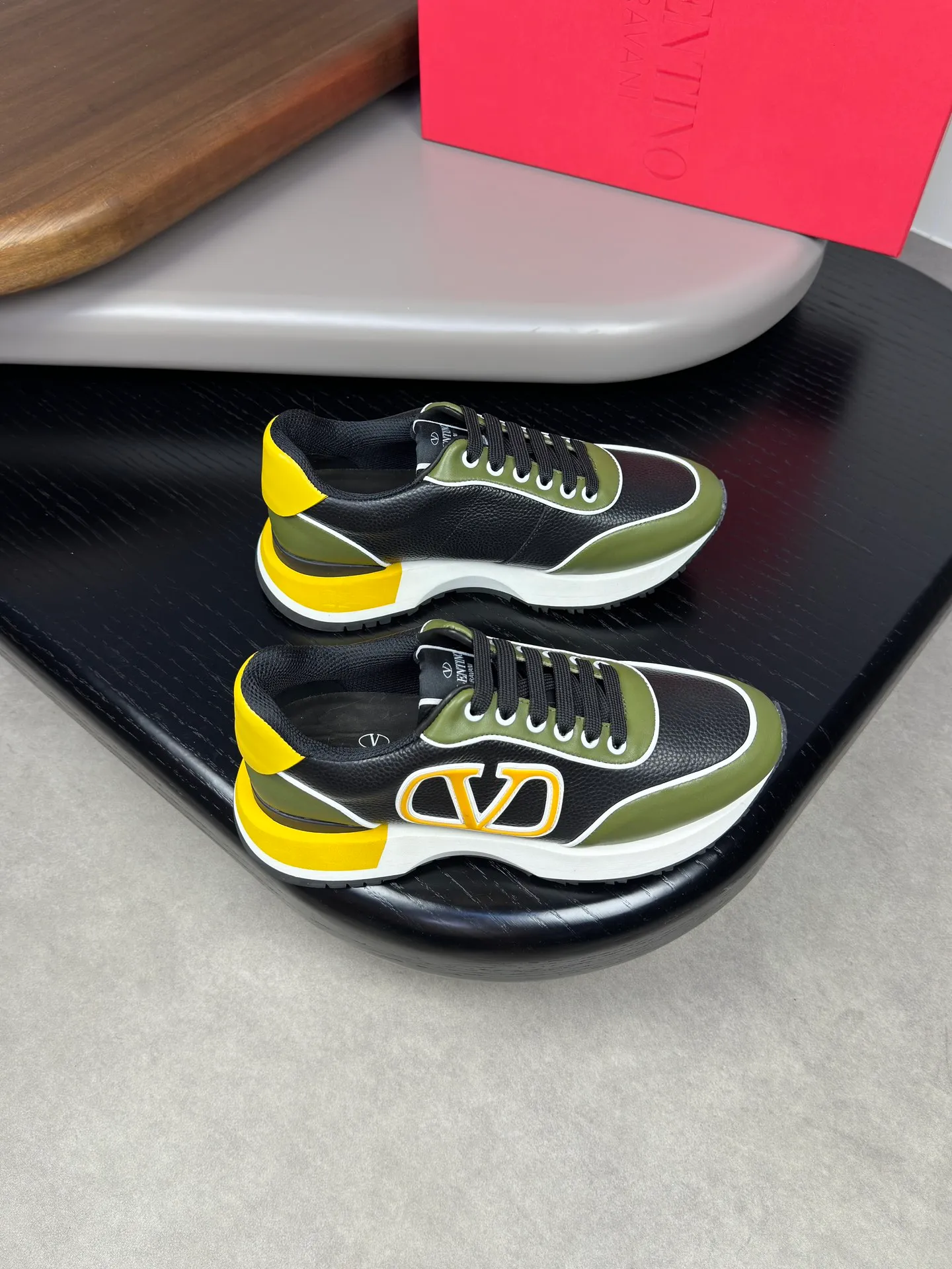 [VALENTINO] Valentino men's shoes 💰500💰 - High-end quality original order - Upper: 🔝 Nappa calf leather, tumbled calf leather, sewn brand plastic totem - Lining: brand mesh canvas, foot pad; water-dyed cow leather - Outsole: multi-color wear-resistant velvet·rubber; combined molded outsole -Super high quality control·Fine workmanship: highlighted (high-end·luxury·grade) -Size :38-44 (45 can be customized)·3300